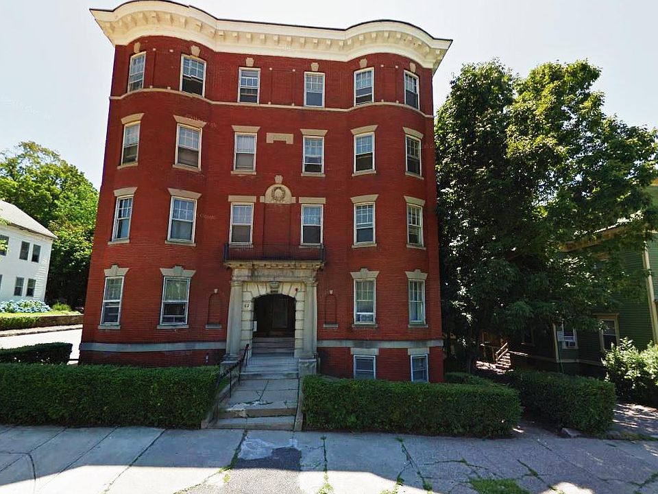 4BR Apartment at 82 Elm St #2