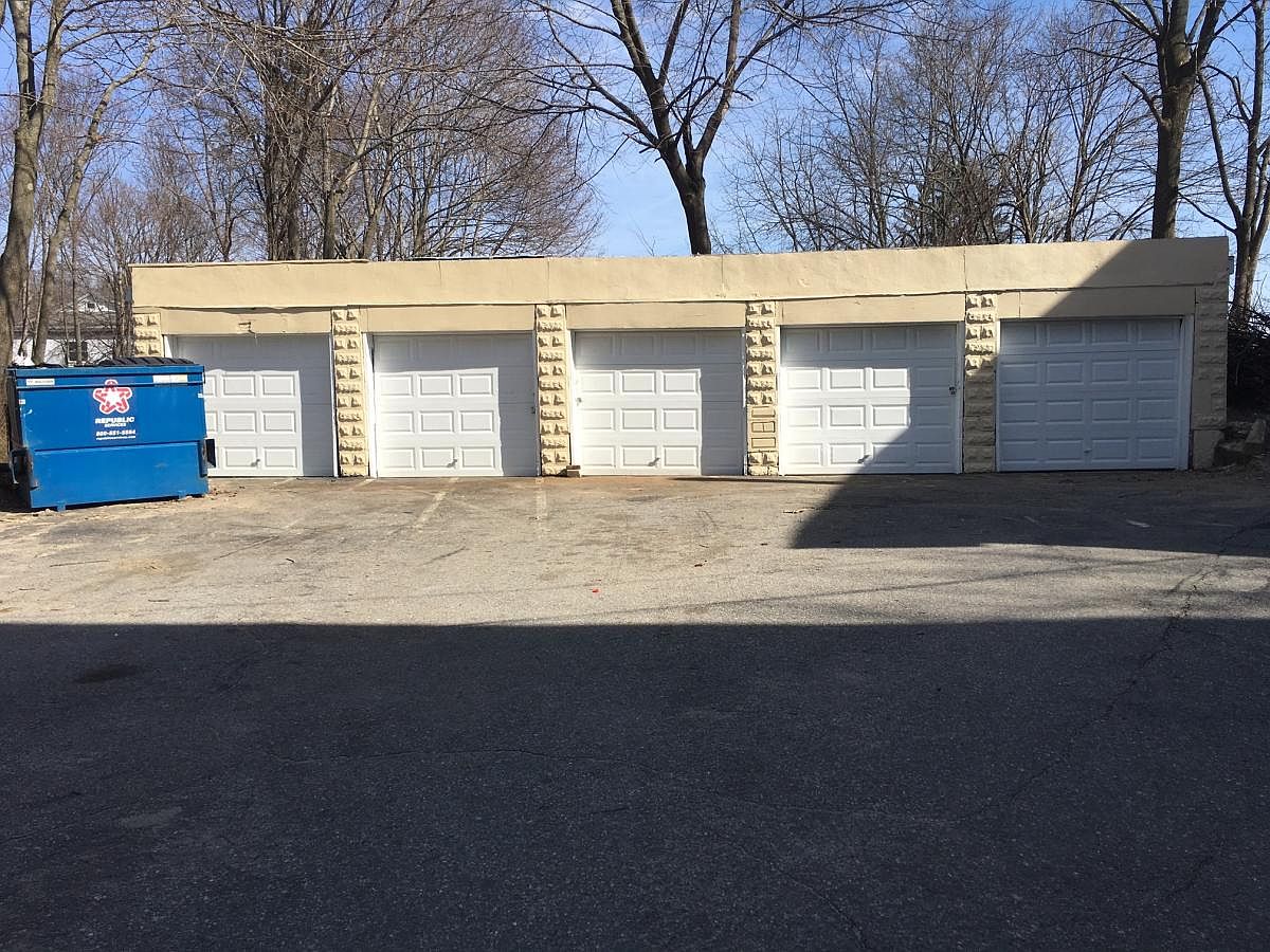 3BR Apartment at 320 Pleasant St #6