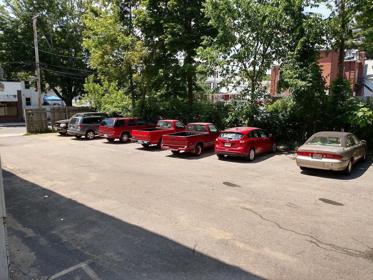 3BR Apartment at 320 Pleasant St #6