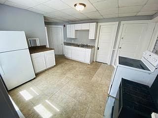 3BR Apartment at 320 Pleasant St #6