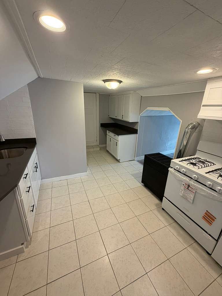 1BR Apartment at 143 Pleasant St #3