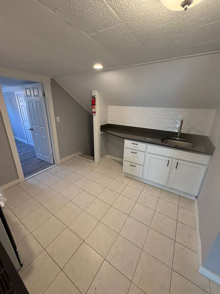 1BR Apartment at 143 Pleasant St #3